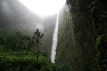 Waipio_waterfall
